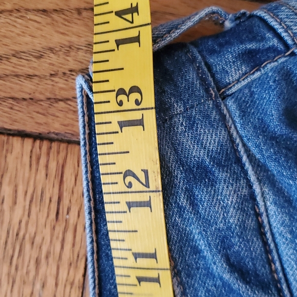 Everlane The '90s Cheeky Straight Jean in Medium Blue - Picture 12 of 12